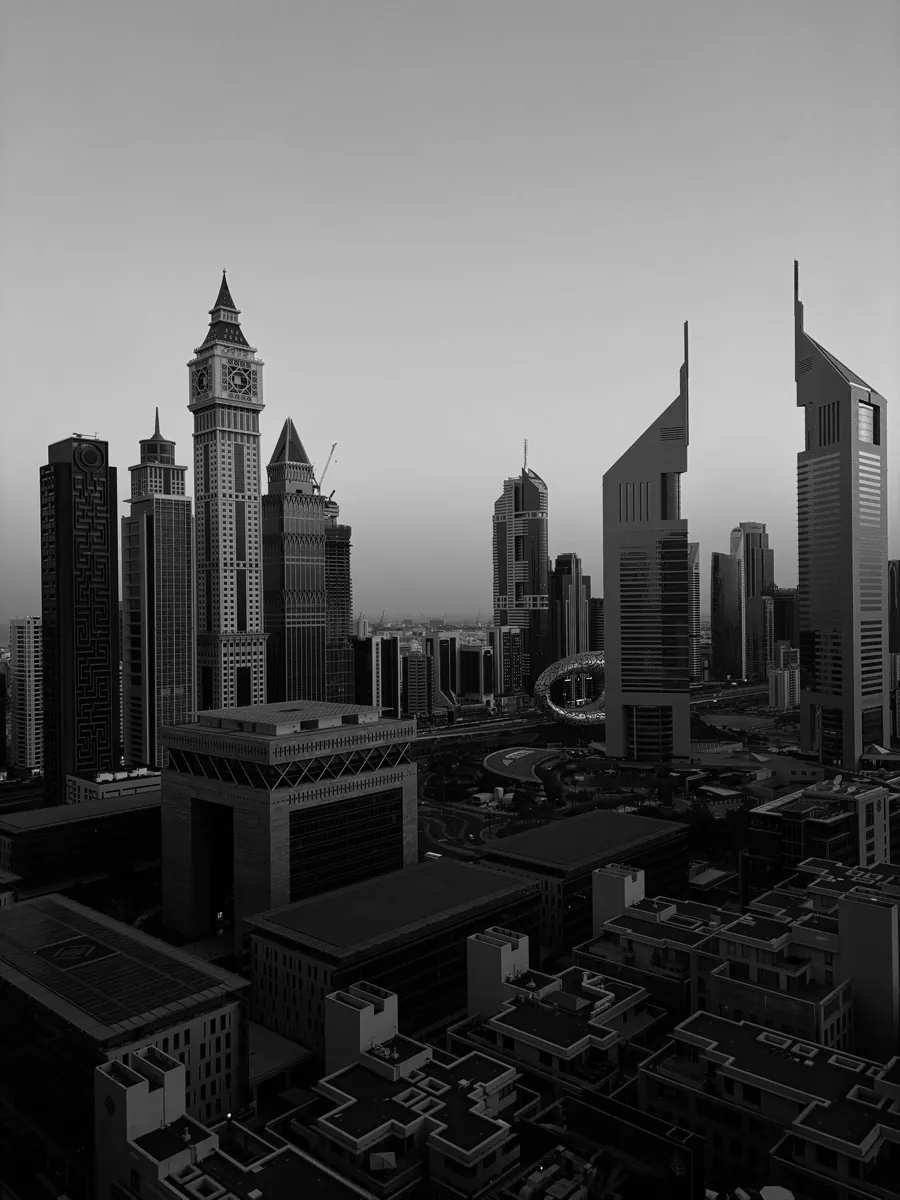 انتقال پول به دبی؛ نمای مرکز مالی بینالمللی دبی (DIFC) و برجهای اطراف