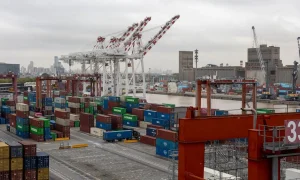 بندر کانتینری شلوغ با جرثقیلها و کانتینرهای رنگی، نماد جریان FDI امارات