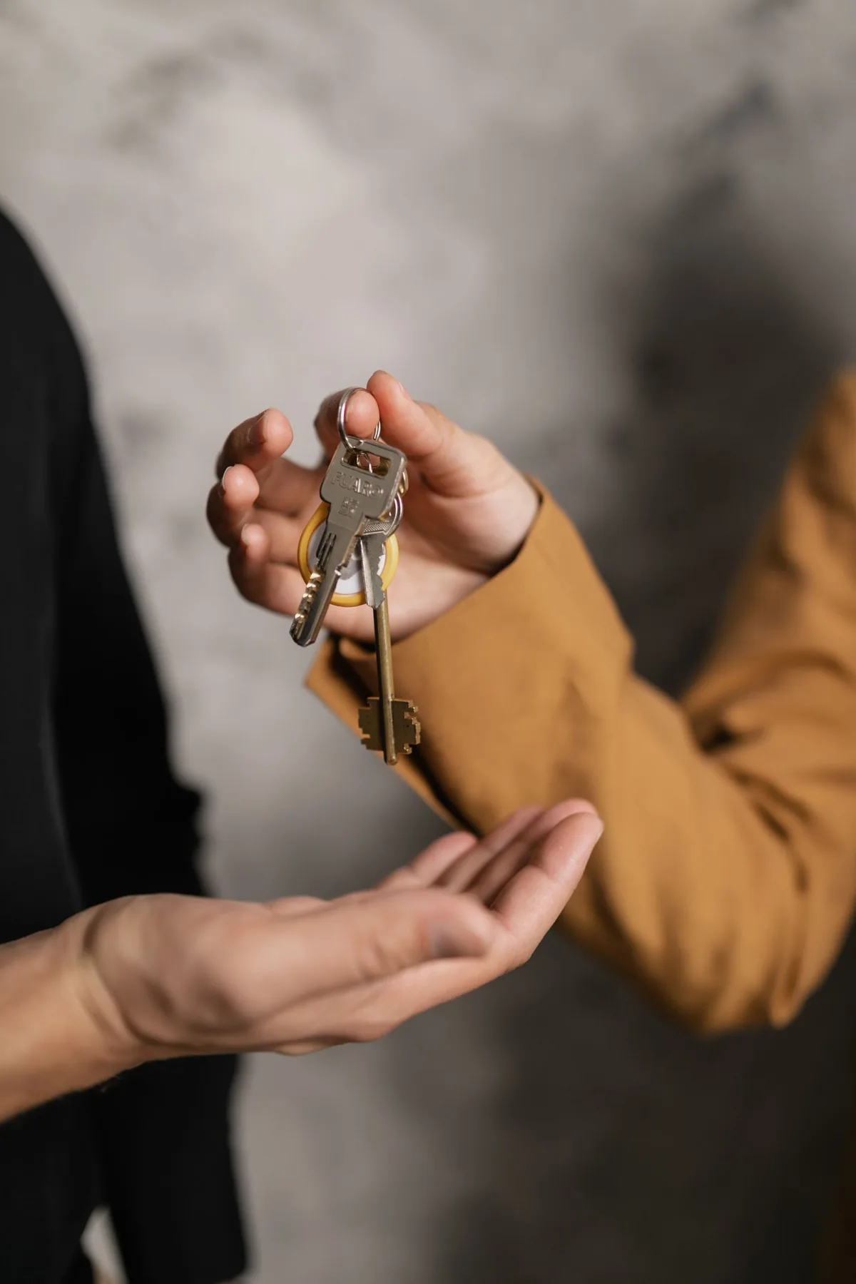 تحویل کلید به خریدار ملک مستاجردار