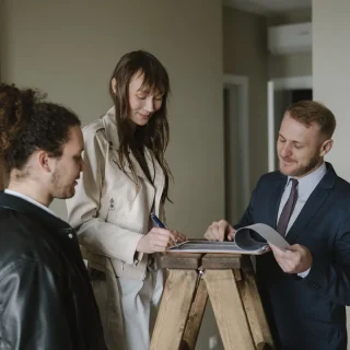 زوج جوان هنگام خرید خانه؛ خرید مشترک ملک در دبی