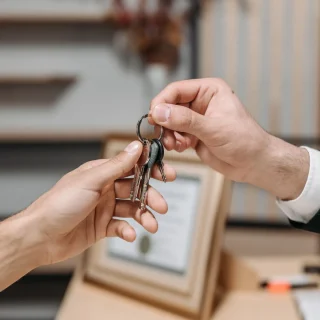تحویل کلید ملک در مدیریت ملک در دبی