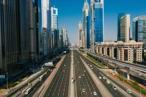 برج راکفلر دبی در شیخ زاید رود؛ نمایی از خیابان و برجهای بلند