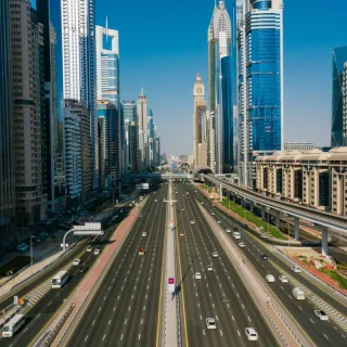 برج راکفلر دبی در شیخ زاید رود؛ نمایی از خیابان و برجهای بلند